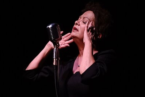 Olympia 61 - Nathalie Romier interprète Piaf